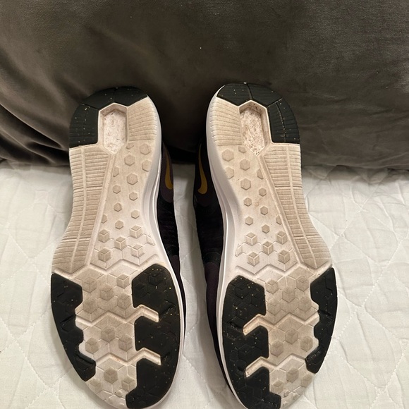 Nike womens Black and Gold in season tr8 shoes - Picture 7 of 7